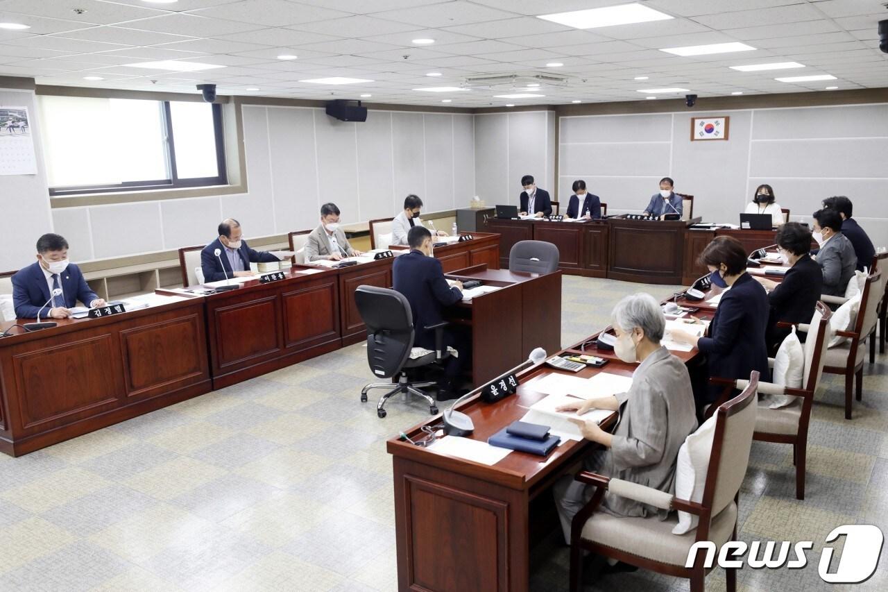본문 이미지 - 수원시의회 문화체육교육위원회 조례안 심의.(수원시의회 제공)