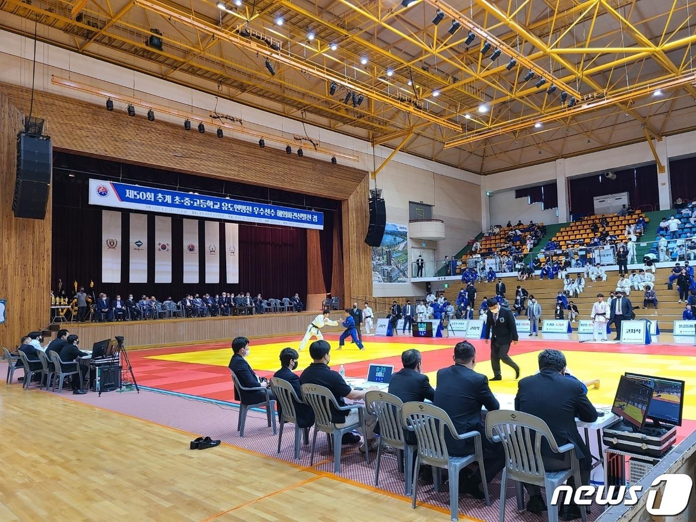 본문 이미지 - 31일 2022 추계 초·중·고유도연맹전이 5일간의 일정으로 제천체육관에서 개막했다.