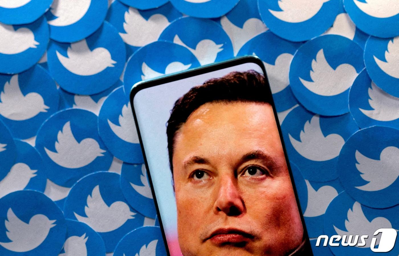 스마트폰에 나온 일런 머스크 사진과 인쇄된 트위터 로고들이 나온 일러스트. 2022.04.28. ⓒ 로이터=뉴스1 ⓒ News1 박기현 