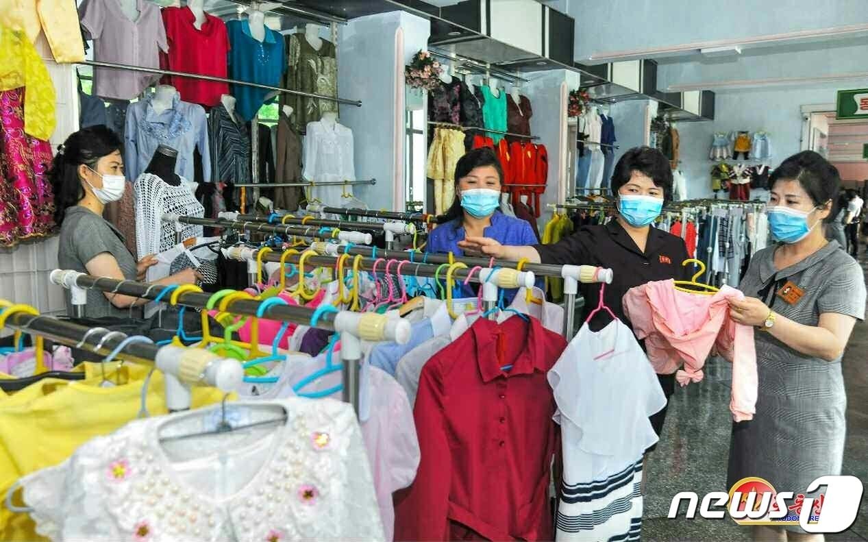 본문 이미지 - (평양 노동신문=뉴스1) = 북한 노동당 기관지 노동신문은 4일 "당 중앙위원회 제8기 제5차 전원회의 사상을 받들고 평안남도, 함경북도, 개성시에서 소비품 문제 해결을 위한 생산 투쟁, 증산 투쟁을 힘있게 벌이고 있다"라고 보도했다. [국내에서만 사용가능. 재배포 금지. DB 금지. For Use Only in the Republic of Korea. Redistribution Prohibited] rodongphoto@news1.kr