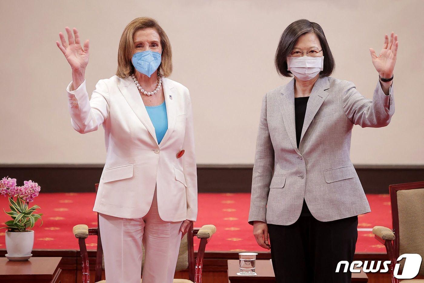 낸시 펠로시 미국 하원의장과 차이잉원 대만 총통이 3일 기념촬영을 하며 손을 흔들고 있다. ⓒ AFP=뉴스1 ⓒ News1 우동명