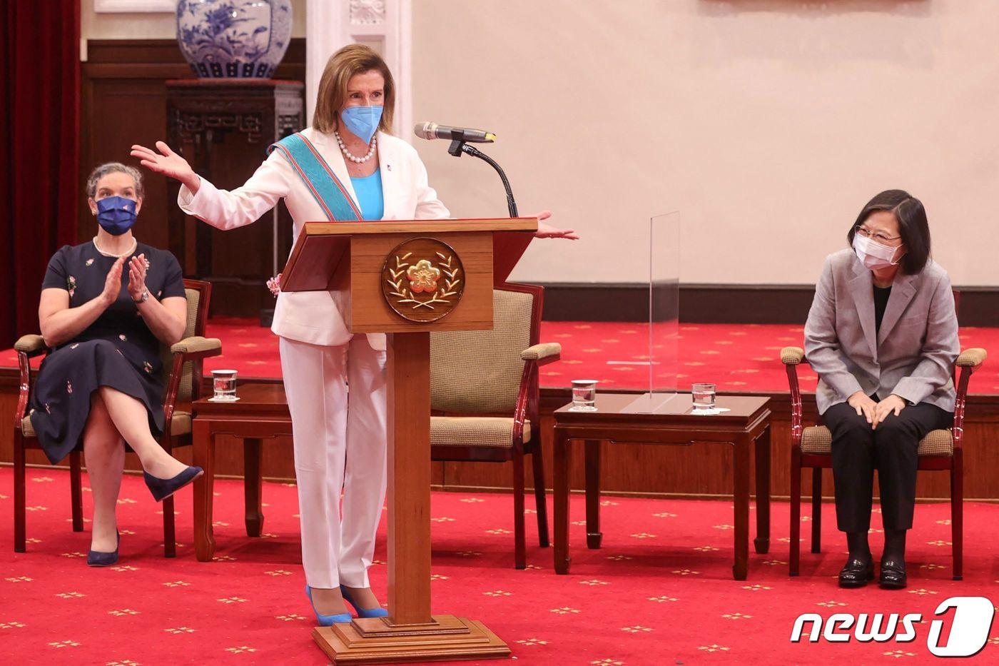 본문 이미지 - 낸시 펠로시 미국 하원의장이 3일(현지시간) 타이베이 총통부에서 차이잉원 대만 총통, 산드라 우드커크 미국 재대만 협회 처장이 지켜보는 가운데 외국인에 주는 최고 등급 훈장인 특종대수경운 훈장을 받은 뒤 연설을 하고 있다. ⓒ AFP=뉴스1 ⓒ News1 우동명 기자