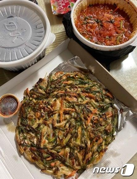 본문 이미지 - A씨는 "김치전을 시켰지만 파전이 배달됐다"고 주장했다. (온라인 커뮤니티 갈무리) ⓒ 뉴스1
