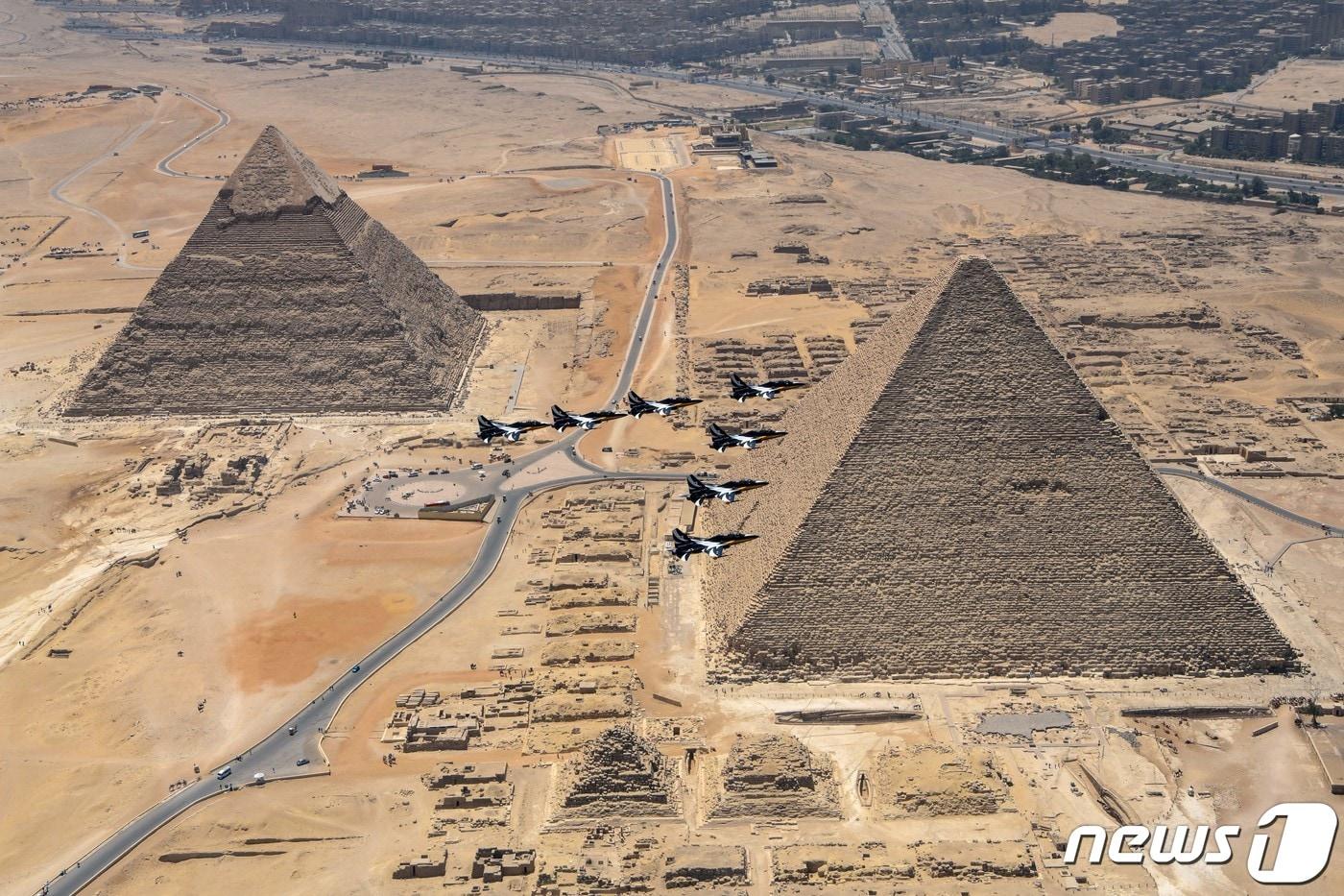 공군 특수비행팀 블랙이글스가 3일(현지시간) 이집트 카이로 인근 기지 피라미드 일대에서 진행된 피라미드 에어쇼 2022에 참가해 상공을 비행하고 있다. (공군 제공) 2022.8.4/뉴스1