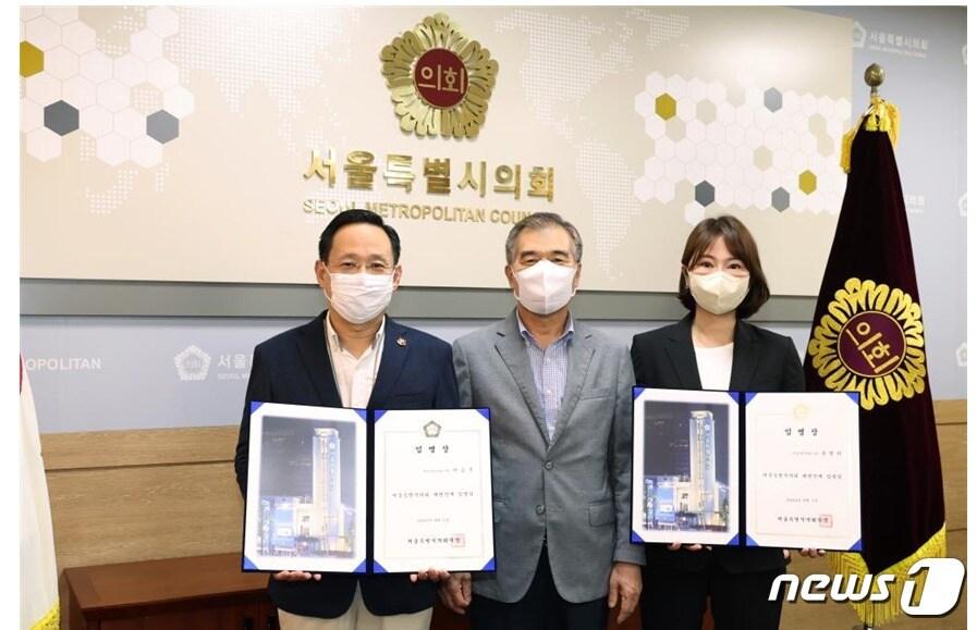 본문 이미지 - 왼쪽부터 이승복 시의원, 김현기 의장, 윤영희 시의원.(서울시의회제공)ⓒ 뉴스1