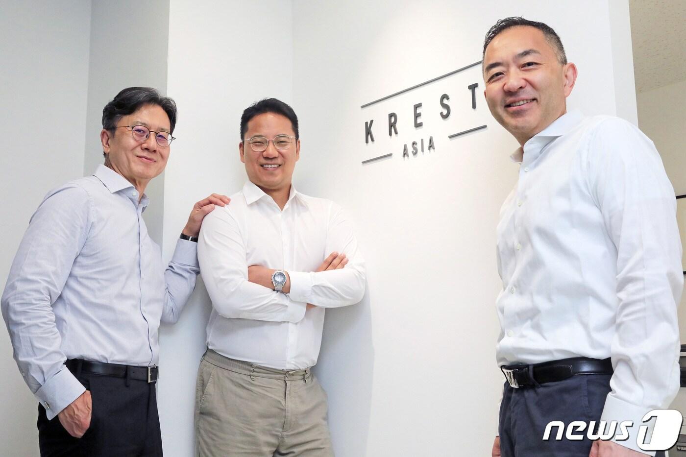 본문 이미지 - 크레스트아시아자산운용의 송승우 대표(가운데), 임태섭 매크로전략 담당 고문(왼쪽), 박준용 부대표가 4일 서울 강남구 크레스트아시아자산운용 본사에서 뉴스1과의 인터뷰에 앞서 포즈를 취하고 있다. 2022.8.4/뉴스1 ⓒ News1 조태형 기자