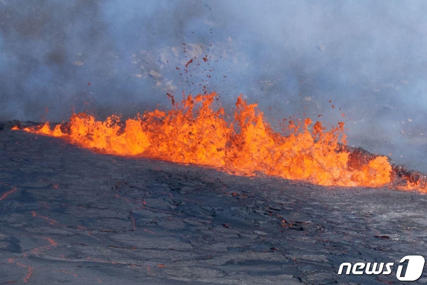 본문 이미지 - 3일(현지시간) 아이슬란드 레이캬네스 반도의 그린다비크에 있는 파그라달스퍄들 화산이 8개월 만에 활동을 재개해 용암을 뿜어내고 있다. ⓒ AFP=뉴스1 ⓒ News1 우동명 기자
