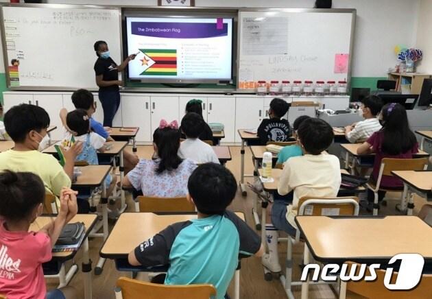 본문 이미지 - 한 재한 외국인 유학생이 세종시 한솔초등학교에서 재능기부 활동을 하고 있다. ⓒ 뉴스1