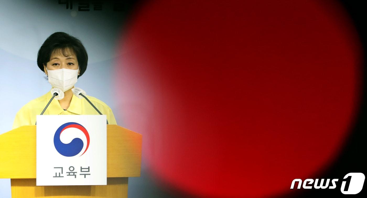 본문 이미지 - 박순애 사회부총리 겸 교육부 장관이 4일 오전 정부세종청사에서 2022년 유·초·중등학교와 대학 분야 2학기 방역 및 학사운영 방안을 발표하고 있다. 2022.8.4/뉴스1 ⓒ News1 김기남 기자