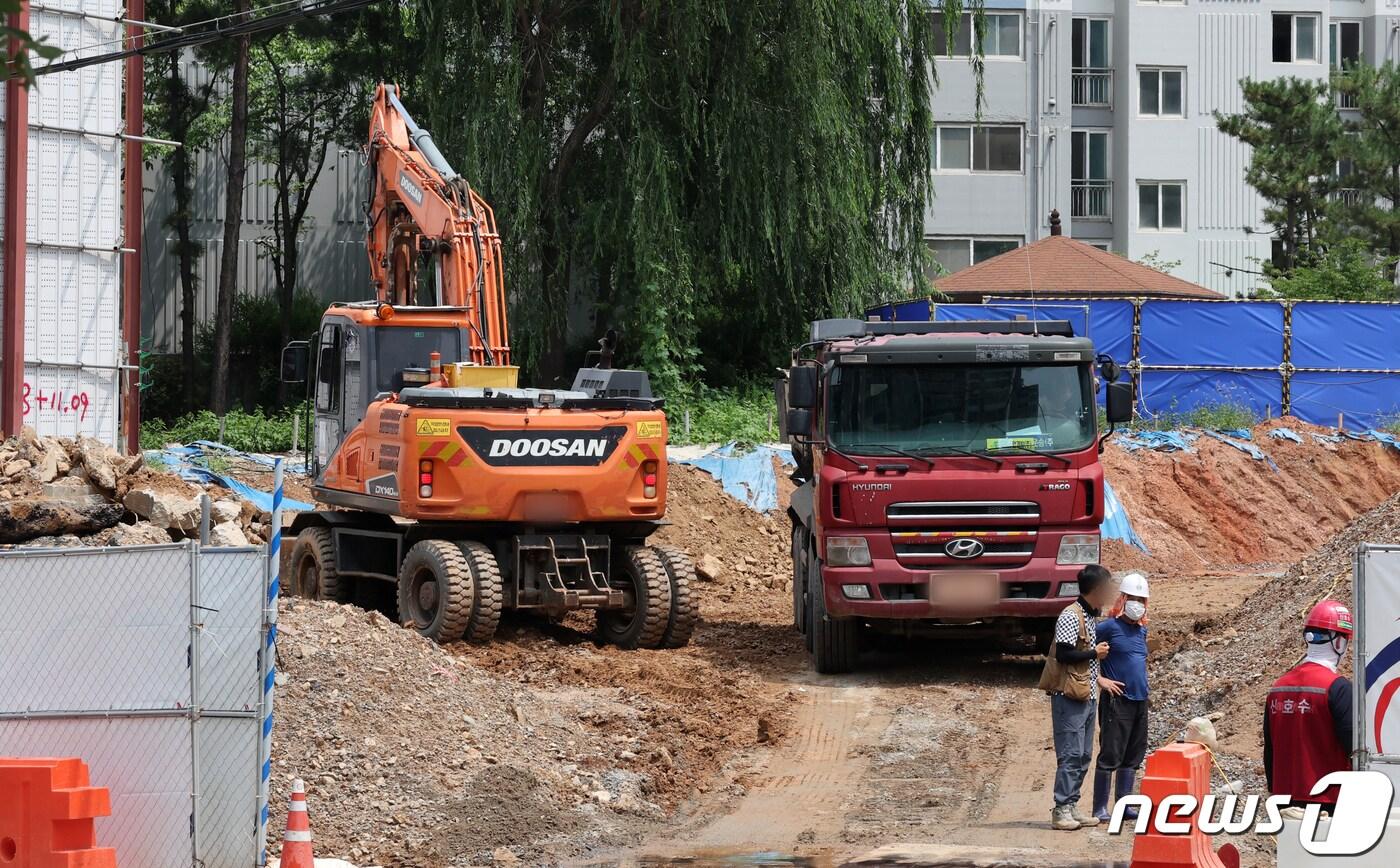 본문 이미지 -  한 건설현장에서 운행 중인 굴착기와 덤프트럭. (뉴스1/DB)