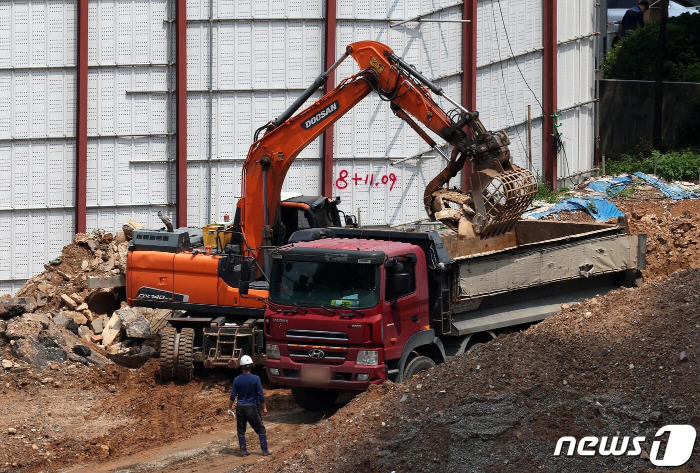 전북 진안군 일자리센터가 군민과 청년들의 취업·창업 기회를 확대하기 위해 중장비&#40;굴착기, 지게차&#41; 교육을 실시한다.&lt;자료사진&gt;/뉴스1 ⓒ News1 김진환 기자