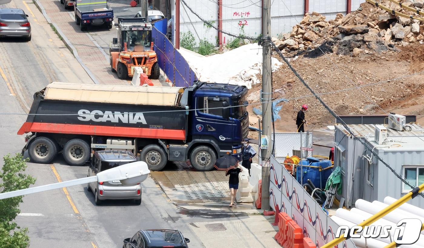 경기도 고양시의 한 건설현장에서 운행 중인 덤프트럭. 2022.8.4/뉴스1 ⓒ News1 김진환 기자