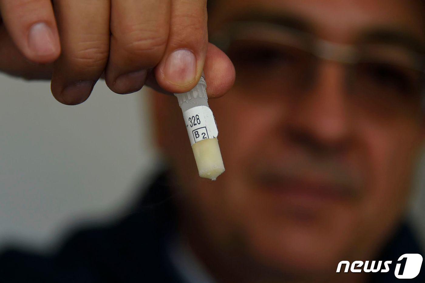 25일(현지시간) 에콰도르 키토시 에콰도르교황가톨릭대학교의 정밀과학부 연구실에서 생물공학자 하비에르 카르바할이 오크통에서 발견한 맥주 효모 표본을 보여주고 있다. ⓒ AFP=뉴스1 ⓒ News1 김예원 기자