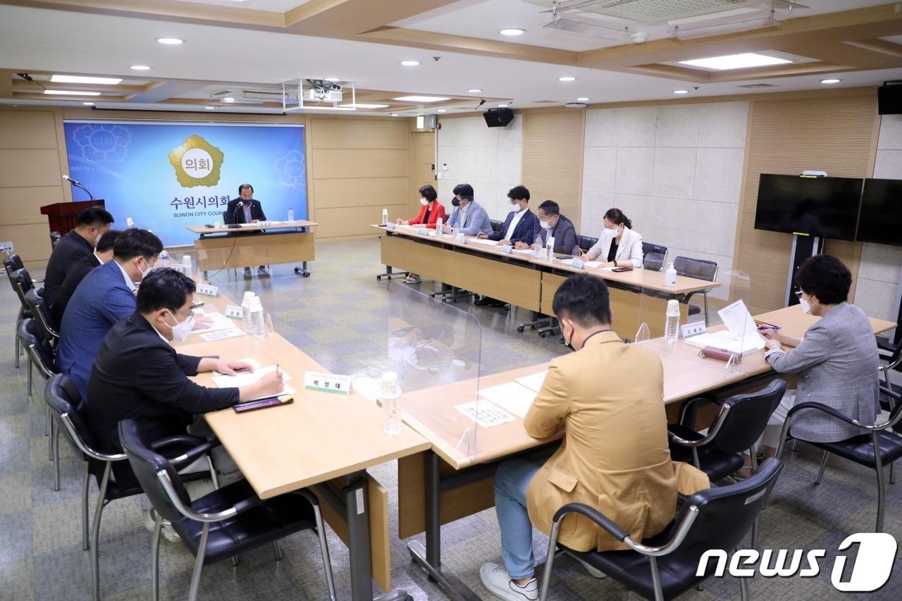 본문 이미지 - 수원시의회 예산결산특별위원들이 시 주요 예산 현안을 공유하고 있다. ⓒ 뉴스1