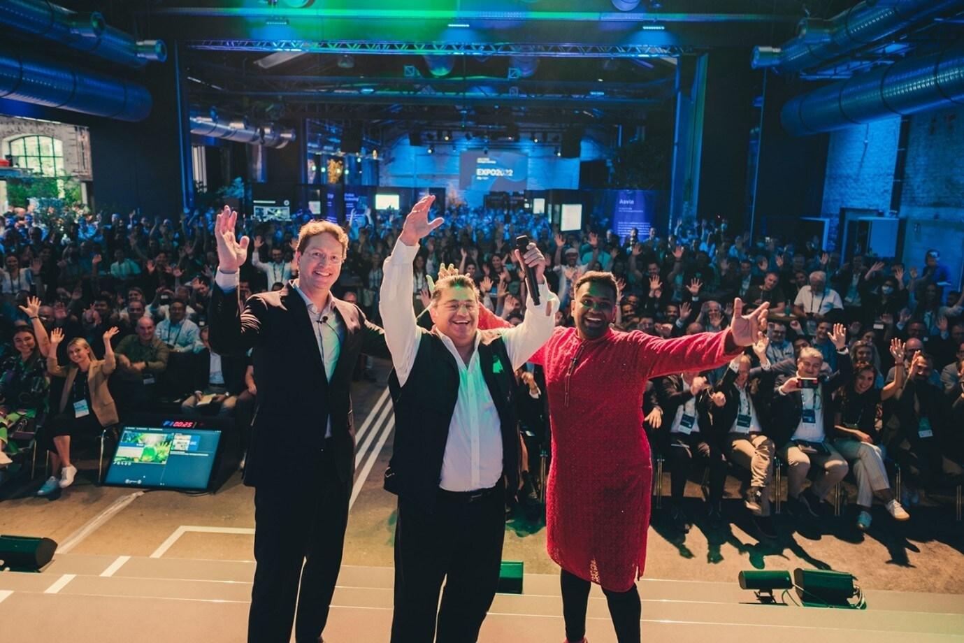 본문 이미지 - ‘Startup Autobahn EXPO2022 (왼쪽부터 메르세데스-벤츠 그룹 올라 칼레니우스 CEO, 플러그 앤 플레이 사이드 아미디 CEO, 사회자 MC 댄램)ⓒ 뉴스1