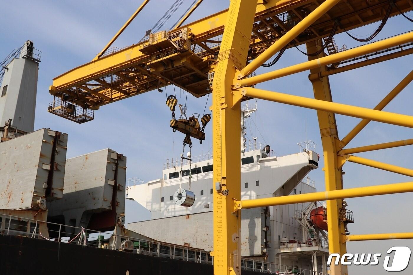 광양제철소가 AI 기반의 하역 크레인 안전거리 자동측정 시스템을 구축하고 하역작업의 안정성을 대폭 강화했다. (자료사진) (광양제철소 제공)2022.8.4/ⓒ 뉴스1
