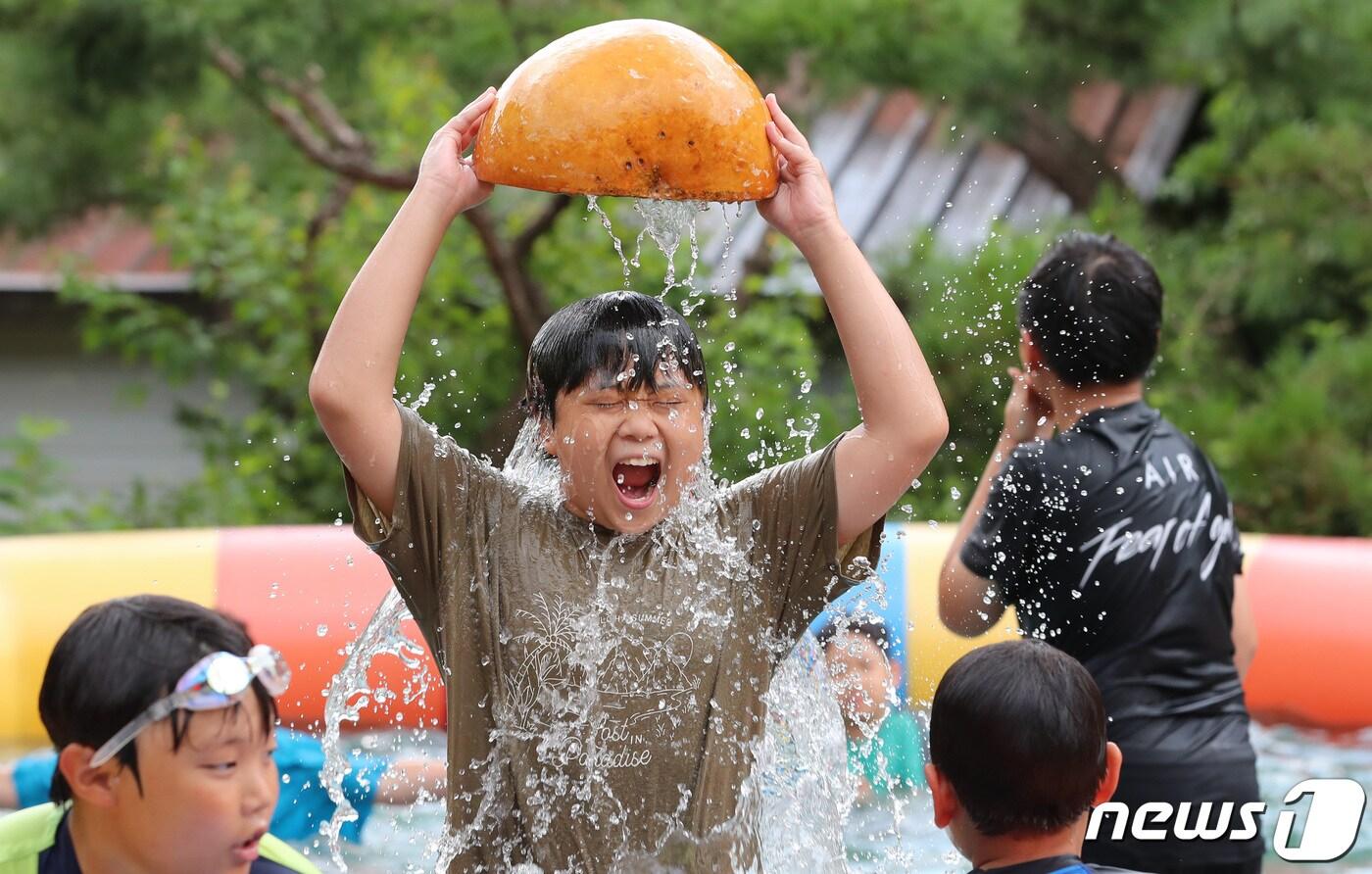  4일 오후 충남 논산 연산면 양지서당에서 아이들이 물놀이를 하며 더위를 식히고 있다.  2022.8.4/뉴스1 ⓒ News1 김기태 기자