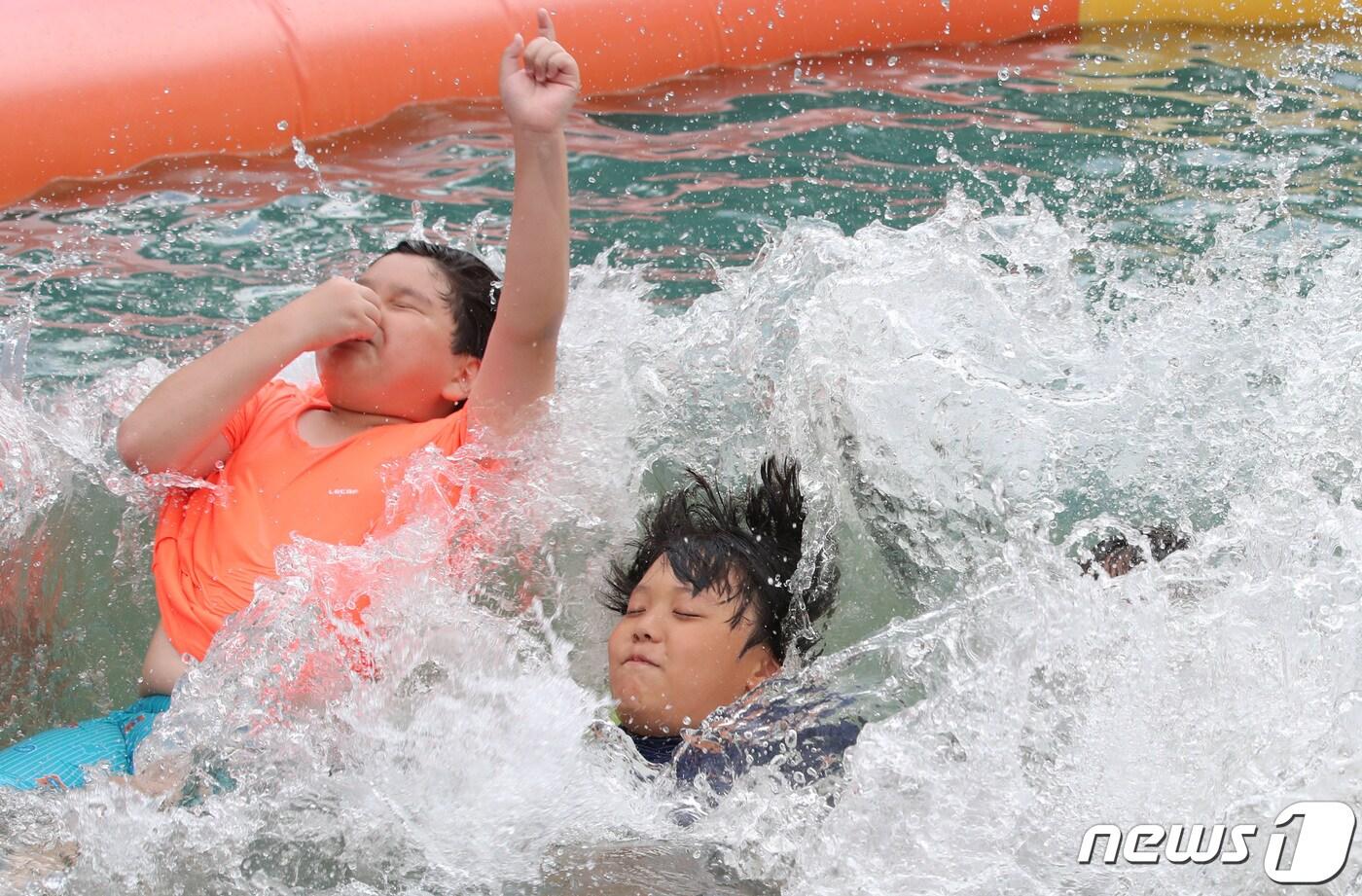 충남지역에 폭염경보가 발령된 4일 오후 충남 논산 연산면 양지서당에서 아이들이 물놀이를 하며 더위를 식히고 있다. &#40;뉴스1DB&#41;. 2022.8.4/뉴스1 ⓒ News1 김기태 기자