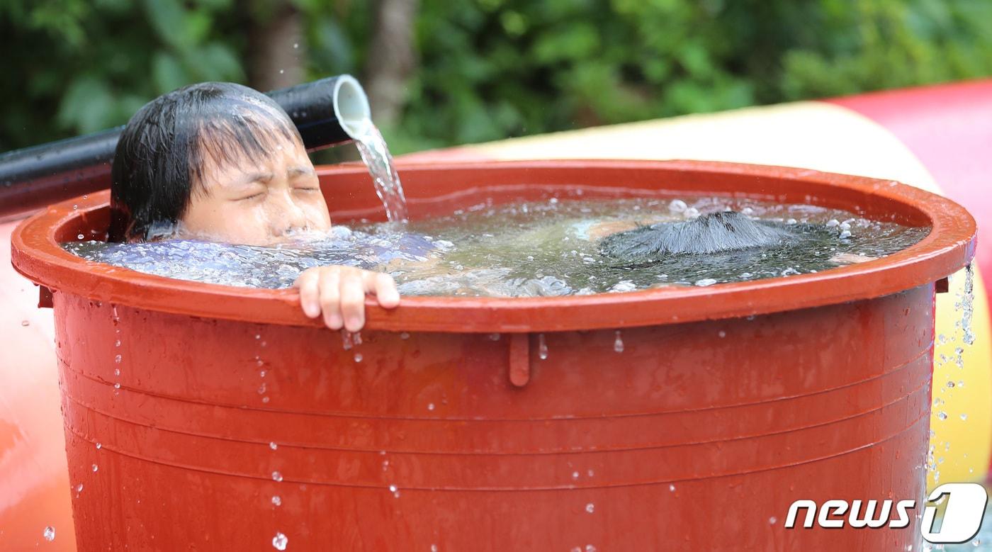 폭염경보가 내려진 대전·충남은 12일 최고 체감온도가 35도 내외로 폭염이 계속될 것으로 예보됐다. 충남 논산 연산면 양지서당에서 아이들이 물놀이를 하며 더위를 식히고 있다. /뉴스1 ⓒ News1 김기태 기자