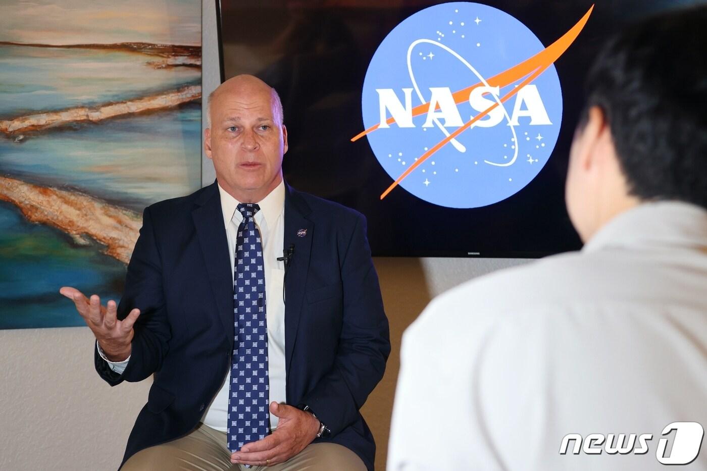 본문 이미지 - 존 구이디 美 항공우주국(NASA) 우주탐사시스템부 부국장이 3일(현지시간) 한국 첫 달탐사선인 '다누리' 발사와 관련해 공동취재기자단과 인터뷰를 하고 있다.(과학기술정보통신부 제공)ⓒ 뉴스1