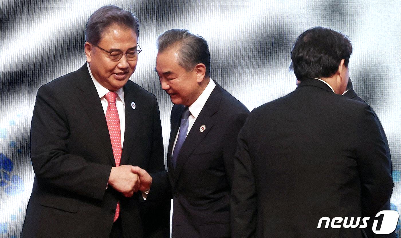 본문 이미지 - 박진 외교부 장관, 왕이 중국 외교부장, 하야시 요시마사 일본 외무상(왼쪽부터). 2022.8.4/뉴스1 ⓒ News1 김명섭 기자