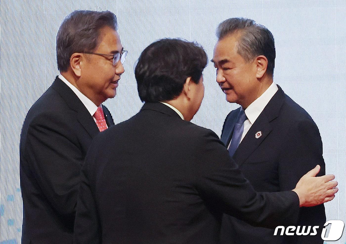 본문 이미지 - 박진 외교부 장관, 왕이 중국 외교부장, 하야시 요시마사 일본 외무상이 4일 캄보디아 프놈펜 소카호텔에서 열린 아세안+3(한중일) 외교장관회의에서 기념촬영을 마친 뒤 인사하고 있다. 2022.8.4/뉴스1 ⓒ News1 김명섭 기자