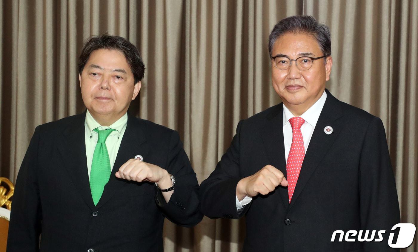 본문 이미지 - 박진 외교부 장관과 하야시 요시마사 일본 외무상이 4일 오후(현지시간) 캄보디아 프놈펜 소카호텔에서 열린 한·일 외교장관회담에서 기념 촬영을 하고 있다. 2022.8.4/뉴스1 ⓒ News1 김명섭 기자