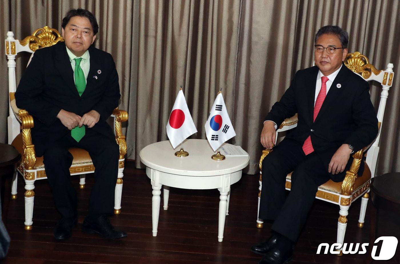 본문 이미지 - 박진 외교부 장관(오른쪽)과 하야시 요시마사 일본 외무상. 2022.8.4/뉴스1 ⓒ News1 김명섭 기자
