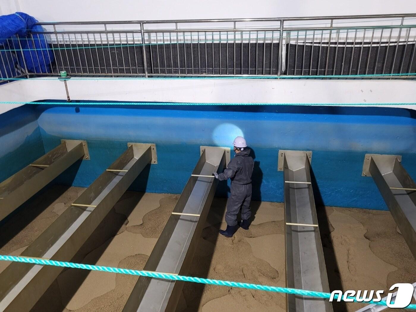 본문 이미지 - 밀양시가 4일 환경부 낙동강유역환경청, 한국수자원공사와 정수장 위생관리 실태 특별 합동점검을 실시하고 있다. (밀양시 제공) ⓒ 뉴스1