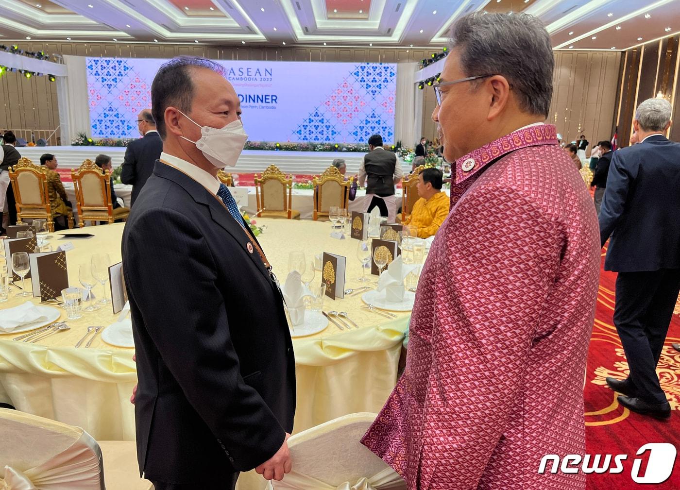 본문 이미지 - 박진 외교부 장관(오른쪽)과 안광일 주인도네시아 북한대사 겸 주아세안대표부 대사. (외교부 제공)