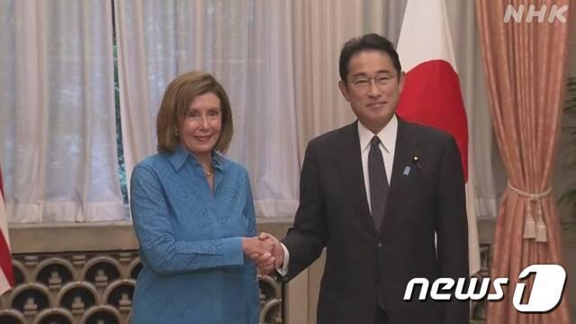 본문 이미지 - 낸시 펠로시 미국 하원의장이 5일 일본 도쿄 총리 공저를 방문해 기시다 후미오 일본 총리와 악수를 나누고 있다. <출처=NHK방송 캡처>