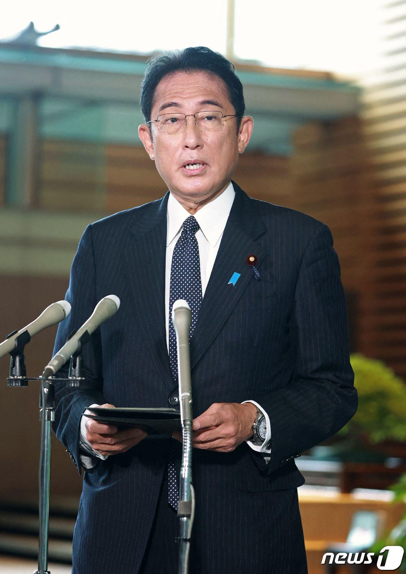 본문 이미지 - 기시다 후미오 일본 총리가 5일 (현지시간) 아시아 마지막 순방국인 일본에 도착한 낸시 펠로시 미국 하원의장과 도쿄 총리 관저에서 조찬 회담을 가진 뒤 취재진을 만나고 있다. ⓒ AFP=뉴스1 ⓒ News1 우동명 기자