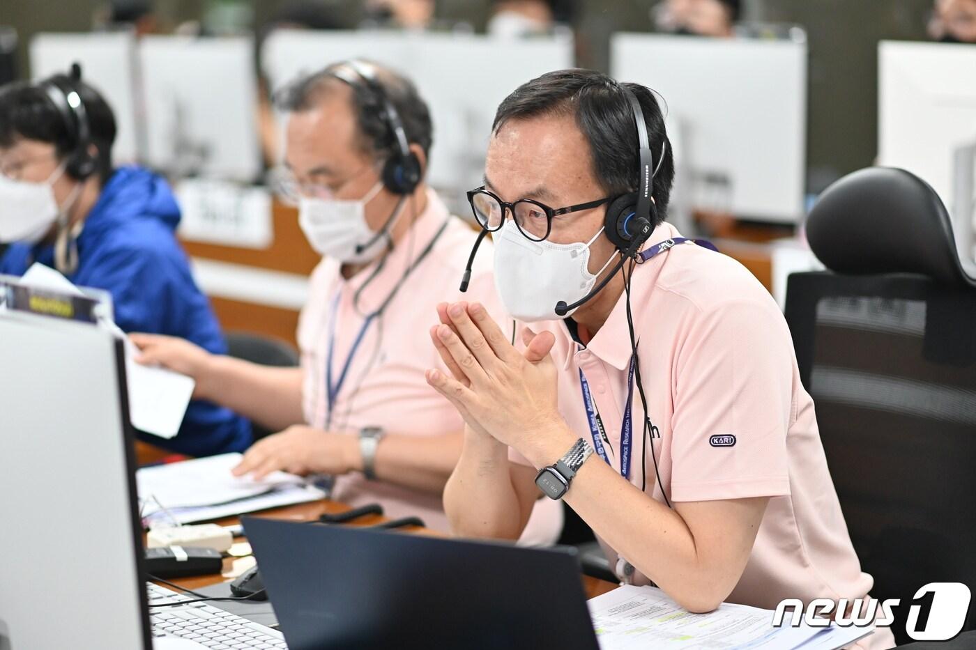 본문 이미지 - 5일 오전 대전 한국항공우주연구원에서 연구진이 한국 최초의 달 궤도선 '다누리'의 발사를 지켜보고 있다, 이날 다누리는 오전 8시8분께 미국 플로리다 케이프커내버럴 미 우주군기지에서 스페이스X의 팰컨9 발사체에 실려 발사됐다. 이후 다누리는 오전 8시49분께 팰컨9와 분리되어 우주 공간에서의 단독 비행을 시작했다. (한국항공우주연구원 제공) 2022.8.5/뉴스1