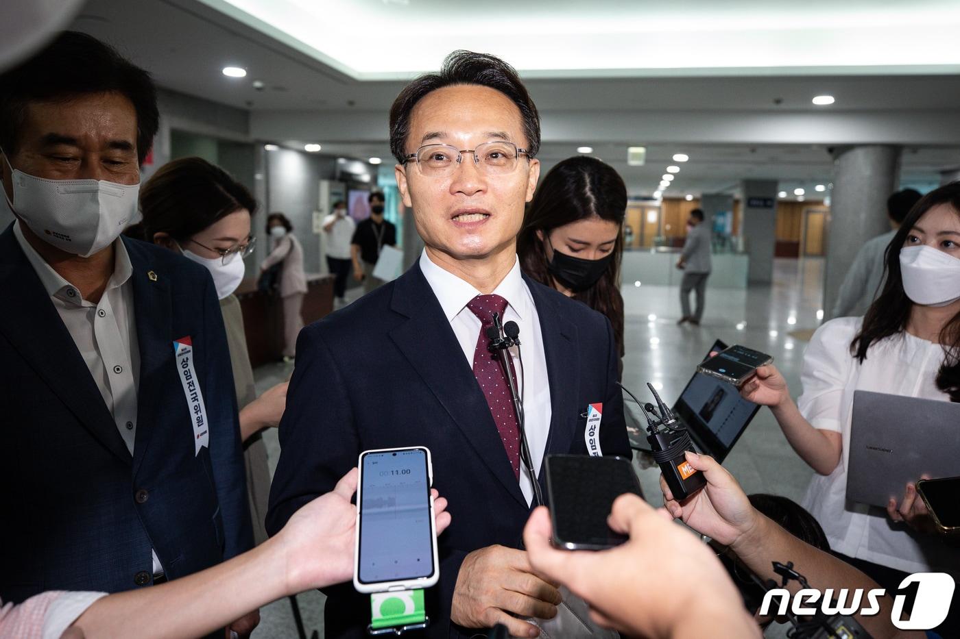 본문 이미지 - 조해진 국민의힘 의원이 2022년 8월 5일 서울 여의도 국회 의원회관에서 열린 제4차 상임전국위원회를 마친 후 취재진 질문에 답하고 있다. 전날 조 의원은 이준석 대표 복귀가 가능하도록 한 당헌 개정안을 제안했다ㅏ. 2022.8.5/뉴스1 ⓒ News1 유승관 기자