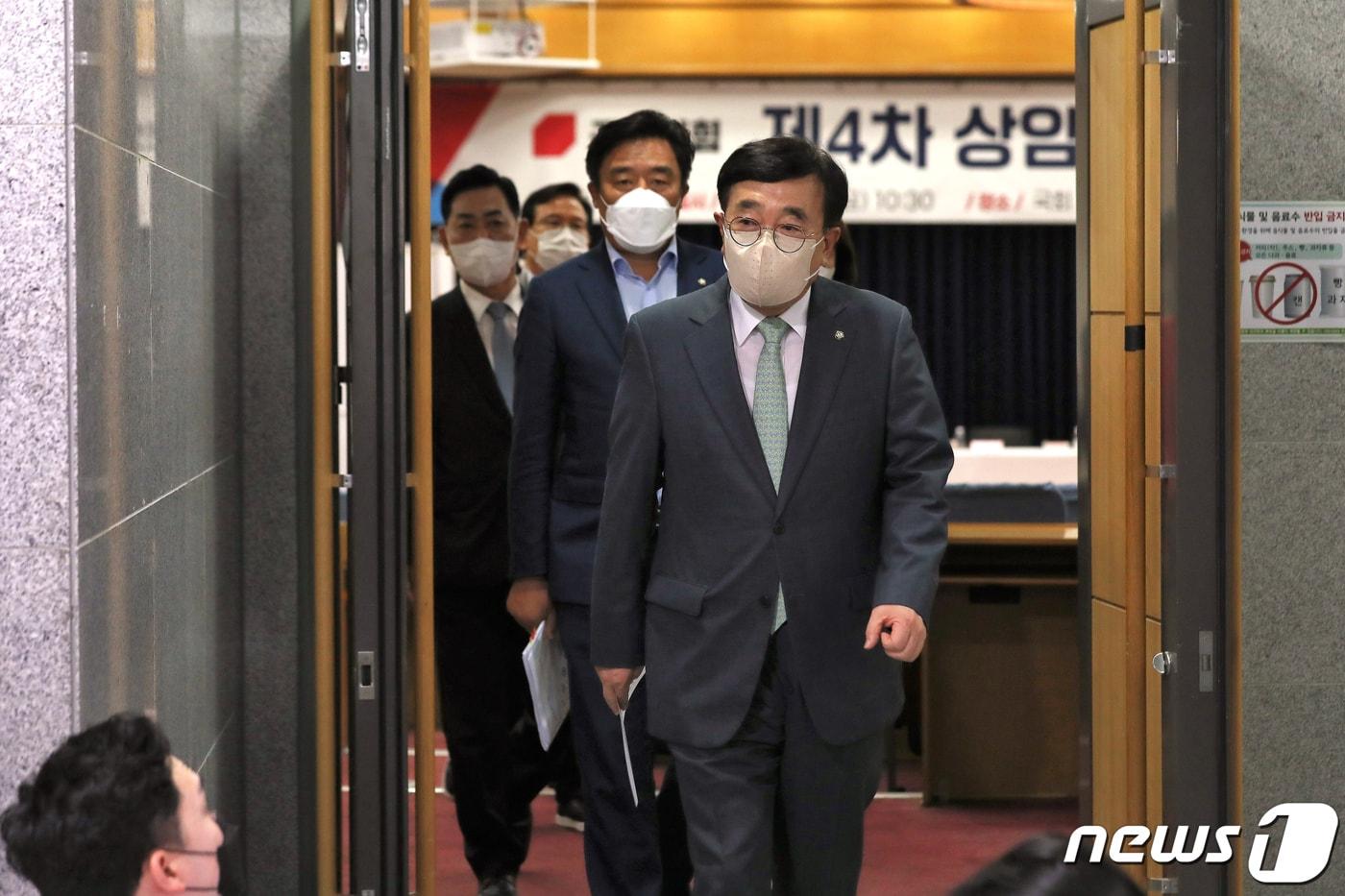 본문 이미지 - 서병수 국민의힘 전국위원회 의장이 지난 5일 서울 여의도 국회 의원회관에서 열린 제4차 상임전국위원회를 마친 후 결과 발표를 위해 이동하고 있다. (공동취재) 2022.8.5/뉴스1 ⓒ News1 유승관 기자