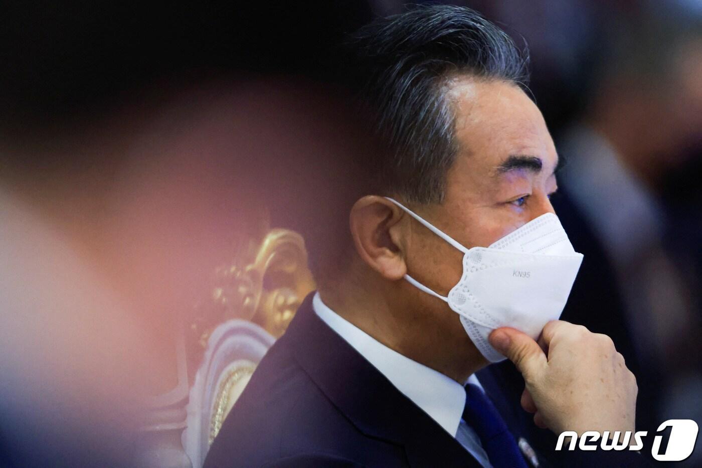 본문 이미지 - 5일(현지시간) 왕이 중국 외교부장이 캄보디아 프놈펜에서 열린 아세안 외교장관 회의 중 동아시아정상회의에 참석하고 있다. ⓒ 로이터=뉴스1 ⓒ News1 박기현 기자