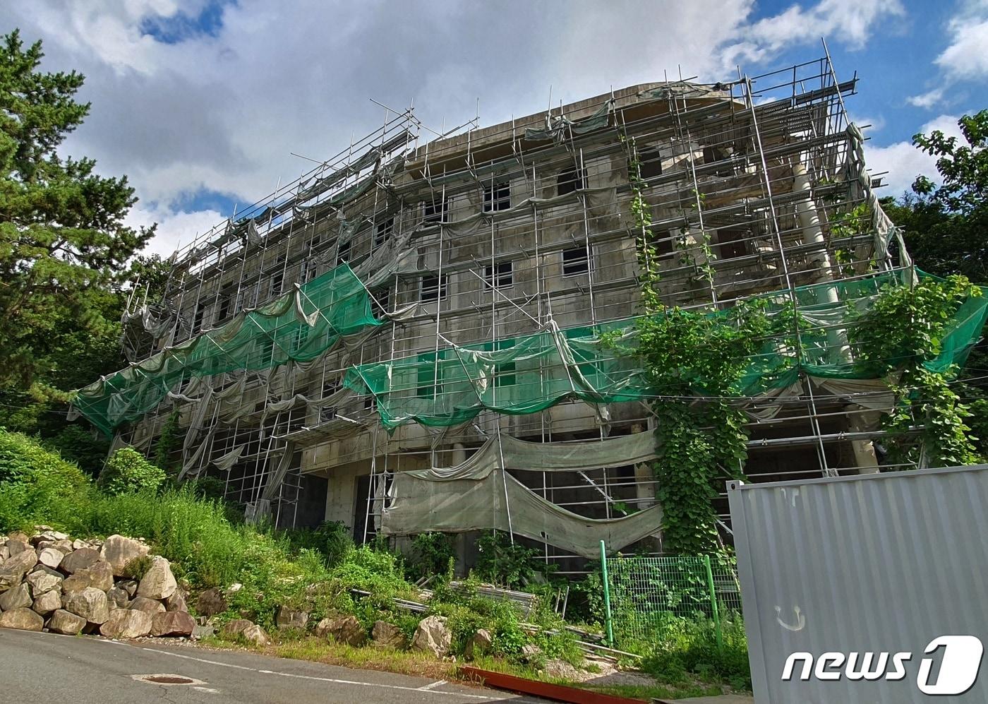 본문 이미지 - 4일 오후 부산 북구 만덕동 오리마을에 10년 이상 방치된 폐건물의 모습.2022.8.4/ⓒ 뉴스1 노경민 기자