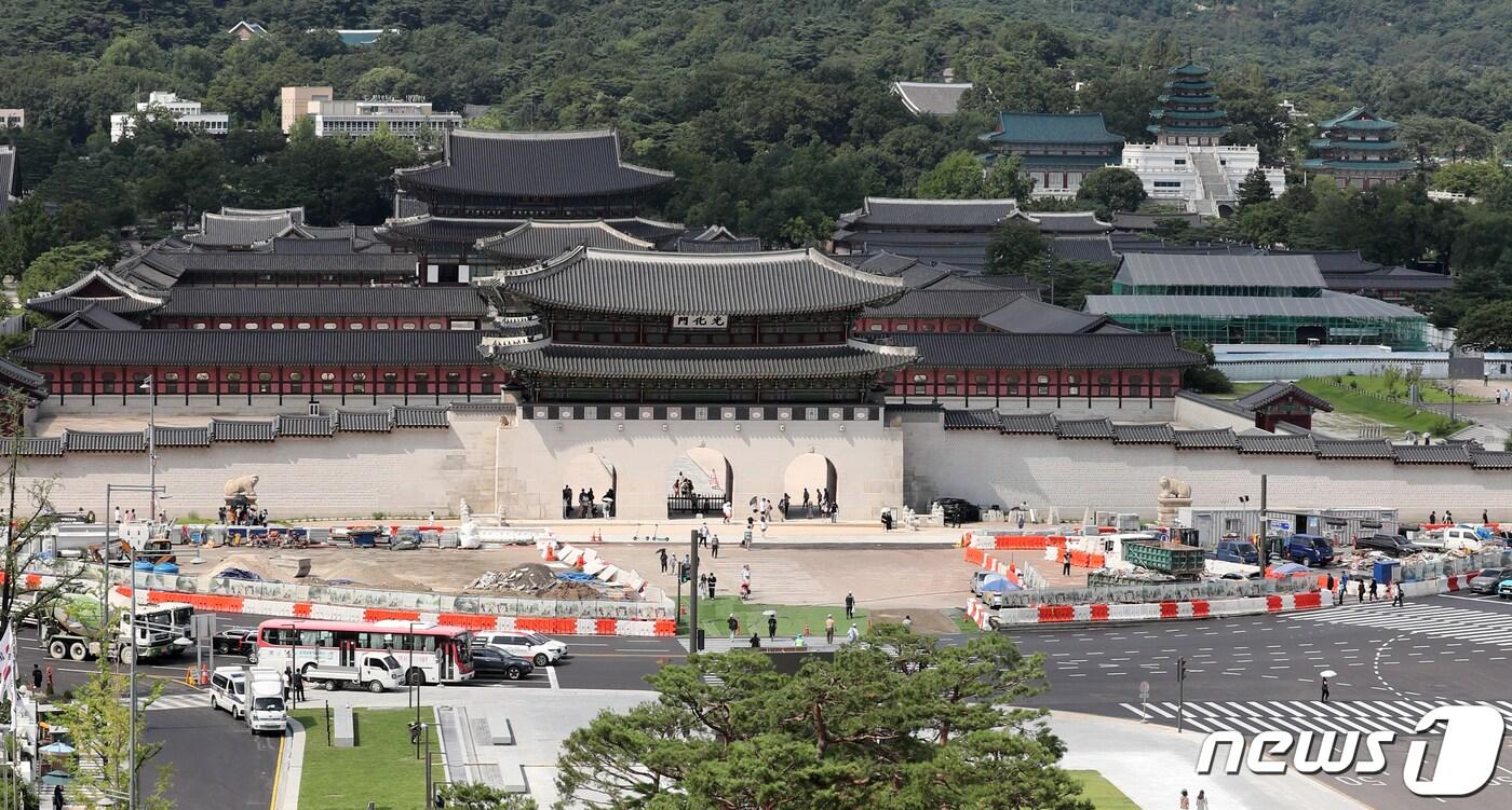 본문 이미지 - 광화문광장 재개장을 하루 앞둔 5일 오후 서울 광화문 앞에서 월대 복원 작업이 진행되고 있다. 2022.8.5/뉴스1 ⓒ News1 김진환 기자