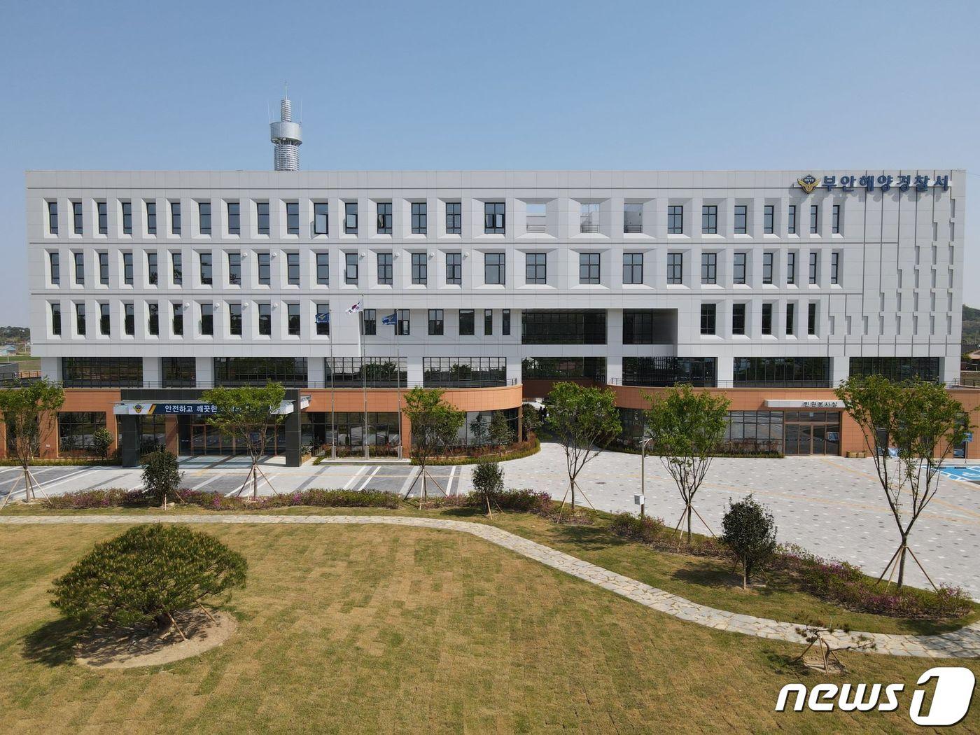 본문 이미지 - 전북 부안해양경찰서는 수산자원 보호와 법질서 확립을 위해 10월까지 멸치잡이 불법 포획에 대한 특별단속을 실시한다. 부안해양경찰서 전경.ⓒ 뉴스1