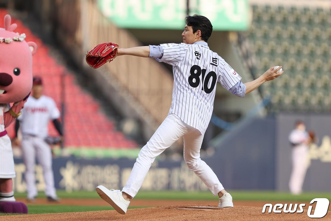 시구하는 배우 이정재.(공동취재) 2022.8.5/뉴스1 ⓒ News1 민경석 기자