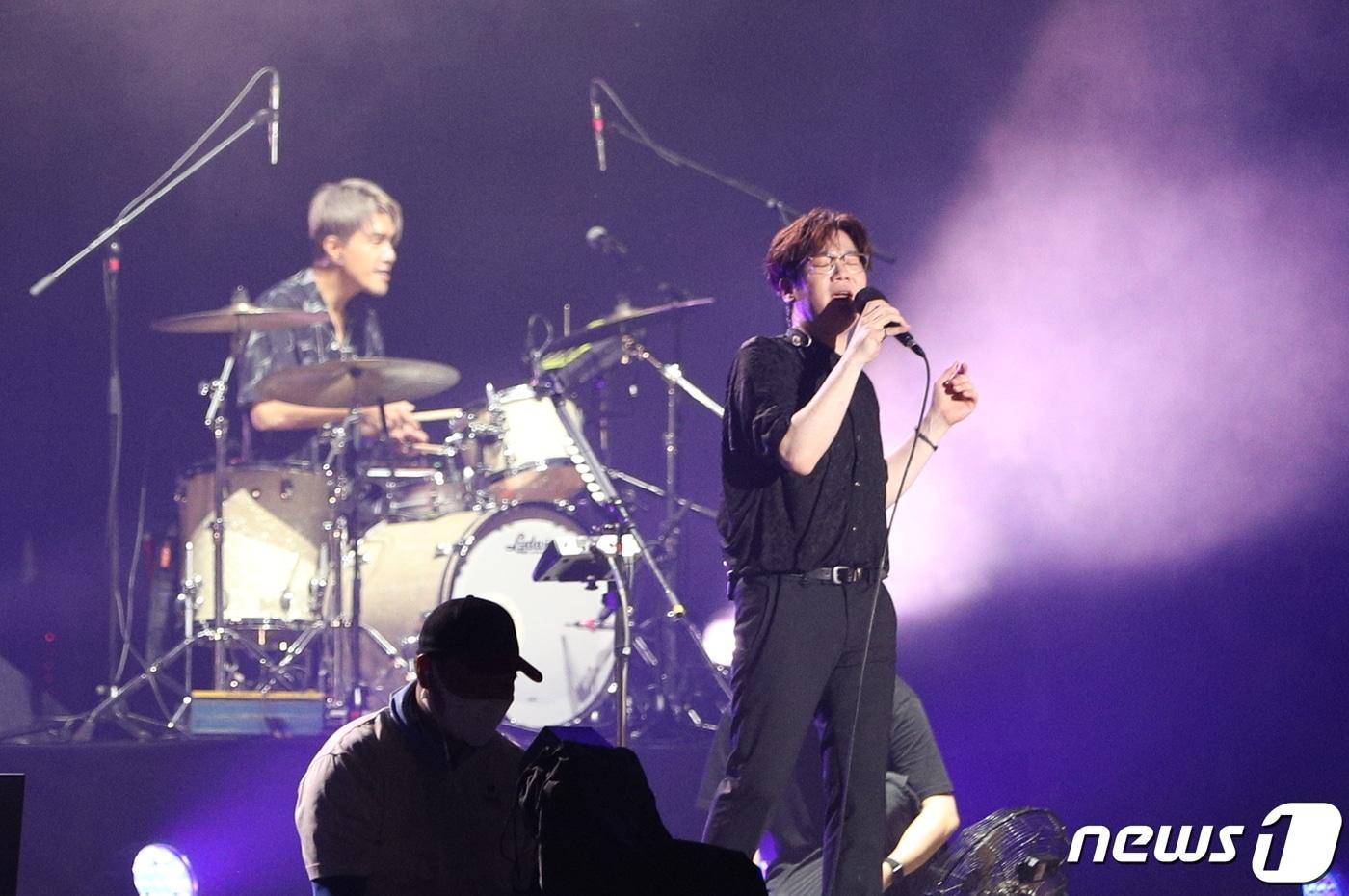 본문 이미지 - 밴드 넬(NELL)이 5일 인천 연수구 송도달빛축제공원에서 열린 2022 인천 펜타포트 락 페스티벌에서 공연을 펼치고 있다. 2022.8.5/뉴스1 ⓒ News1