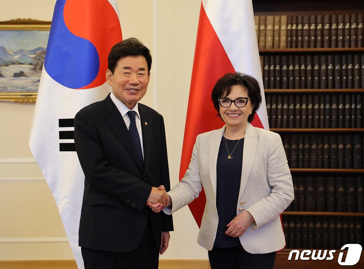 본문 이미지 - 김진표 국회의장이 5일(현지시간) 엘쥐비에타 비테크 폴란드 하원의장과 만나 기념 촬영을 하고 있다.(국회의장실 제공) ⓒ 뉴스1