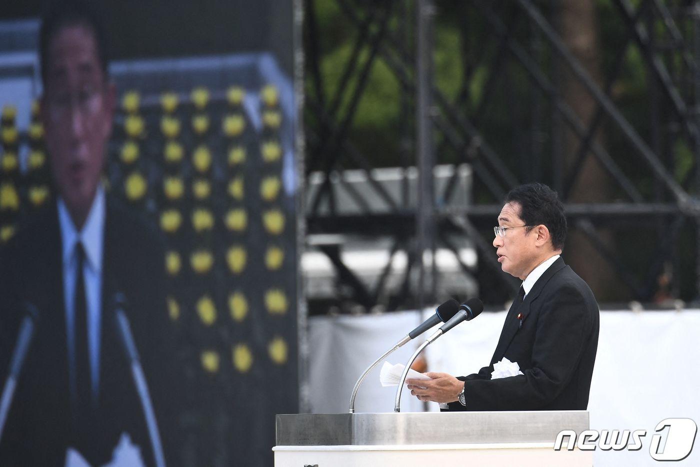 본문 이미지 - 기시다 후미오 일본 총리가 6일 히로시마 원폭 77년 평화기념식 연설에서 발언하고 있다. ⓒ AFP=뉴스1 ⓒ News1 강민경 기자