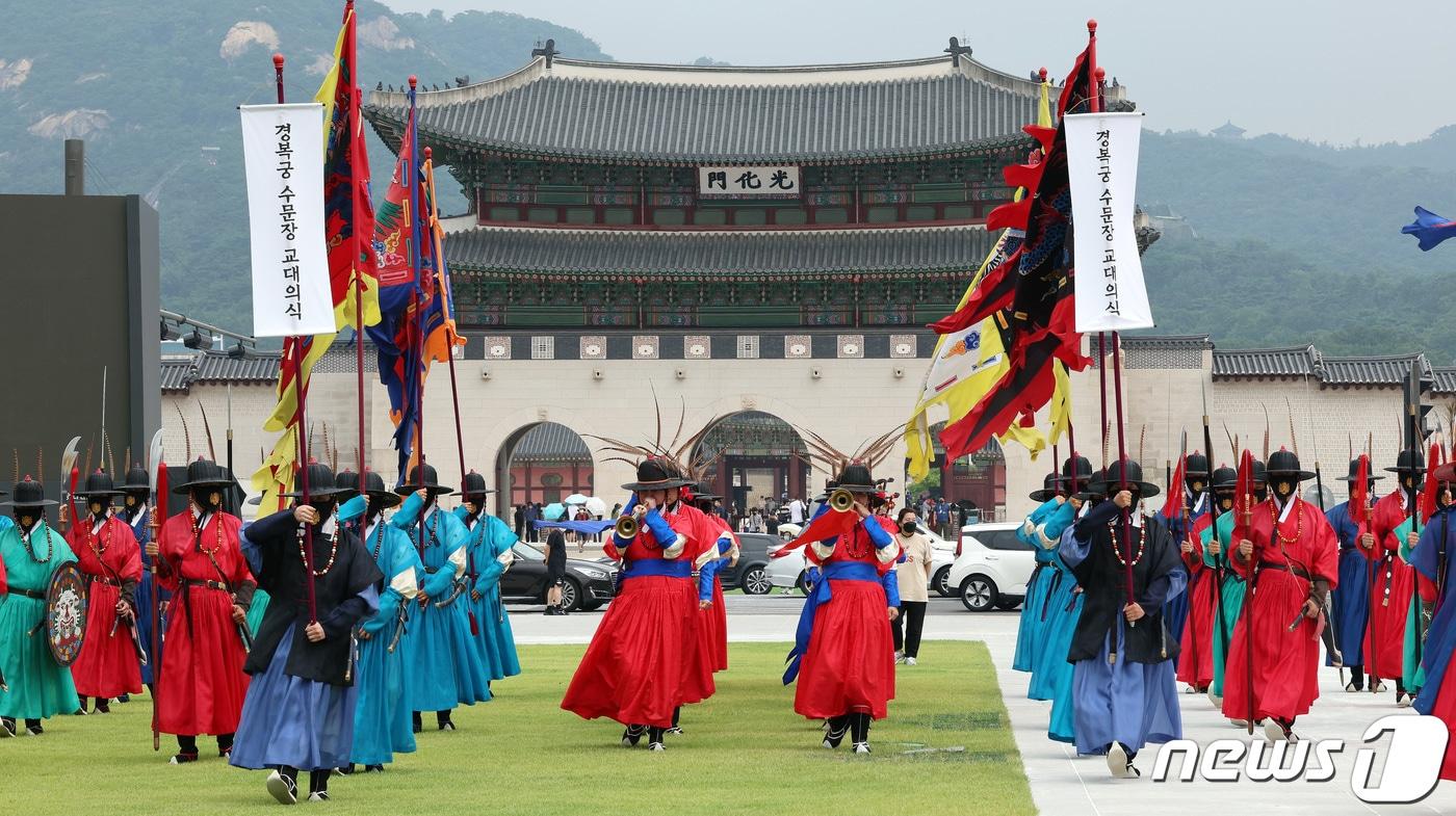 서울 종로구 광화문 앞 삼거리도로 일대에서 지난 8월6일 광장 재개장을 맞아 수문장 순라의식이 진행되고 있다. /뉴스1 ⓒ News1 이동해 기자