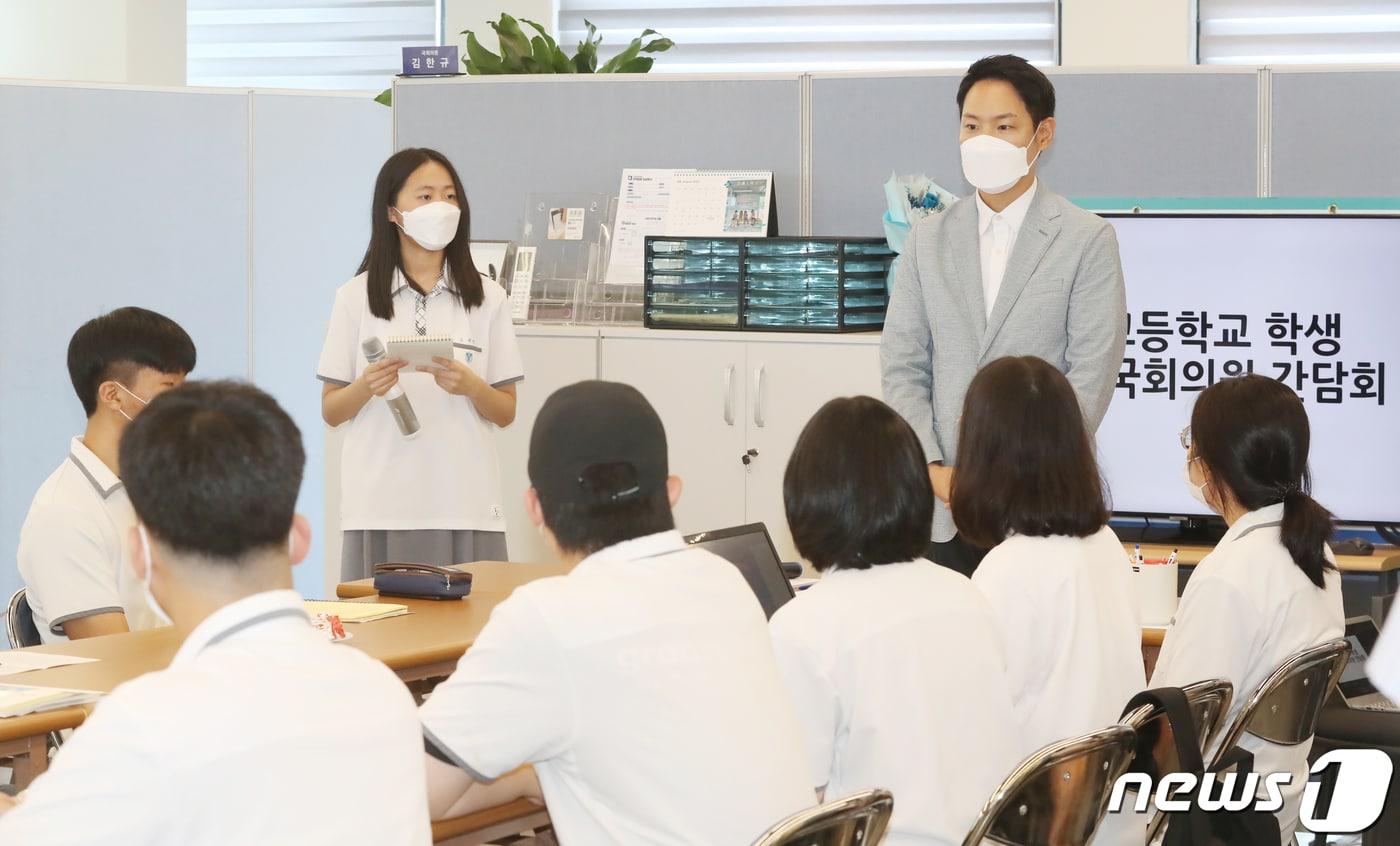본문 이미지 - 김한규 국회의원(더불어민주당.제주시을)은 제주4·3사건 직권재심 청구 권고 대상을 일반재판 수형인까지 확대하는 내용을 담아 '제주4·3사건 진상규명 및 희생자 명예회복에 관한 특별법' 개정안을 발의한다고 12일 밝혔다. 김한규 의원 제주시 이도이동 사무실에서 남녕고등학교 학생들과 매니페스토 관련 간담회를 진행하고 있다. 2022.8.6/뉴스1 ⓒ News1 오현지 기자