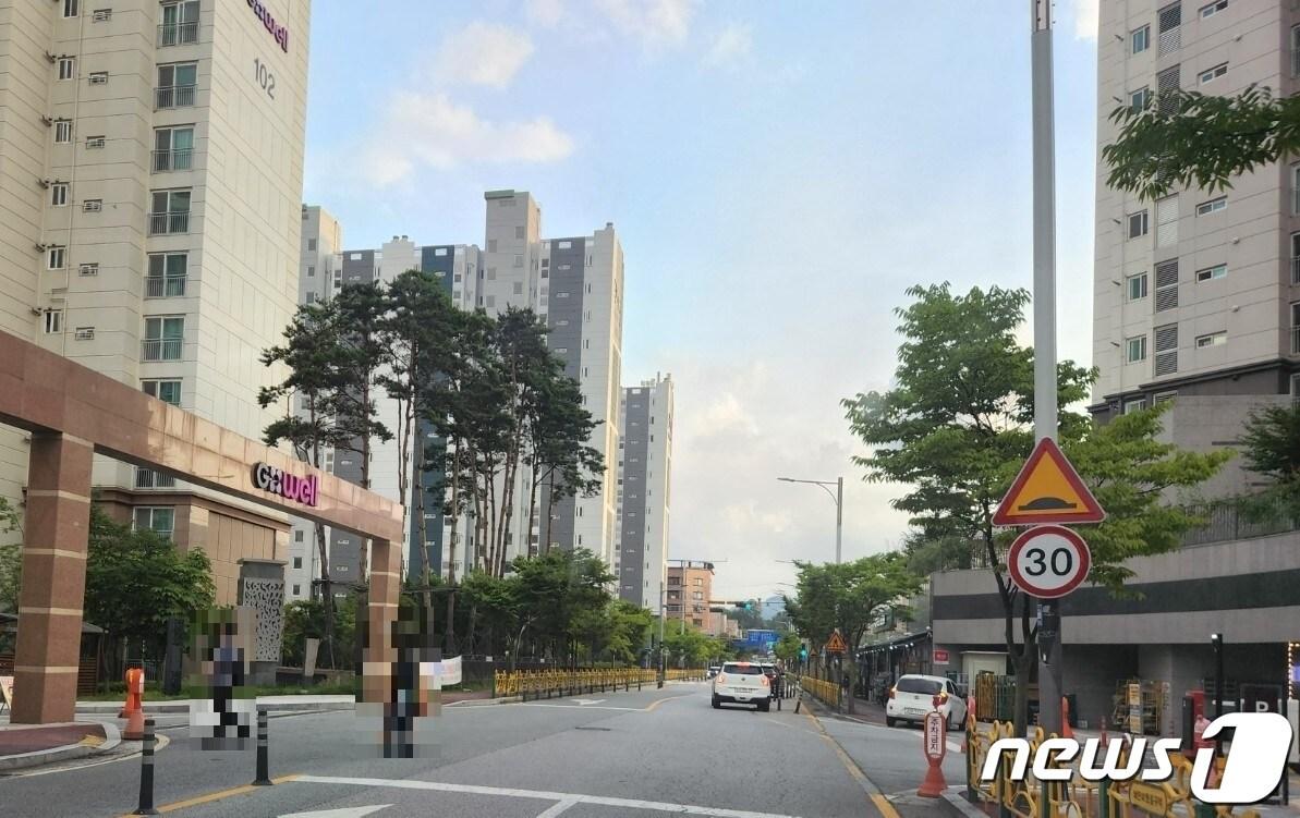 본문 이미지 - 6일 충북 충주시 서충주신도시 공동주택 입주민들이 아파트 사이에 횡단보도가 없어 무단횡단이 이뤄진다며 횡단보도 설치를 요구했다. 사진은 아파트 사이 2차선 도로를 무단횡단하고 있는 학생들 모습.2022.8.6/ⓒ 뉴스1