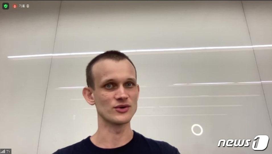 본문 이미지 - 비탈릭 부테린 이더리움 창시자가 6일 온라인 기자간담회에서 기자들의 질문에 답하고 있다. 간담회 화면 갈무리ⓒ 뉴스1