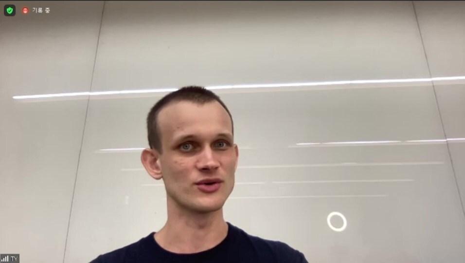 본문 이미지 - 비탈릭 부테린 이더리움 창시자가 6일 온라인 기자간담회에서 기자들의 질문에 답하고 있다. (간담회 화면 갈무리) 2022.08.06 /뉴스1