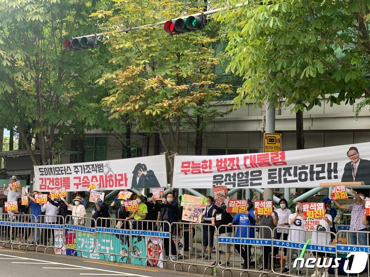 본문 이미지 - 6일 오후 윤석열 대통령 자택 앞에서 문재인 전 대통령의 경남 양산 사저 인근 시위 중단을 촉구하는 집회가 재개되고 있다. 2022.08.06.ⓒ 뉴스1 김성식 수습기자