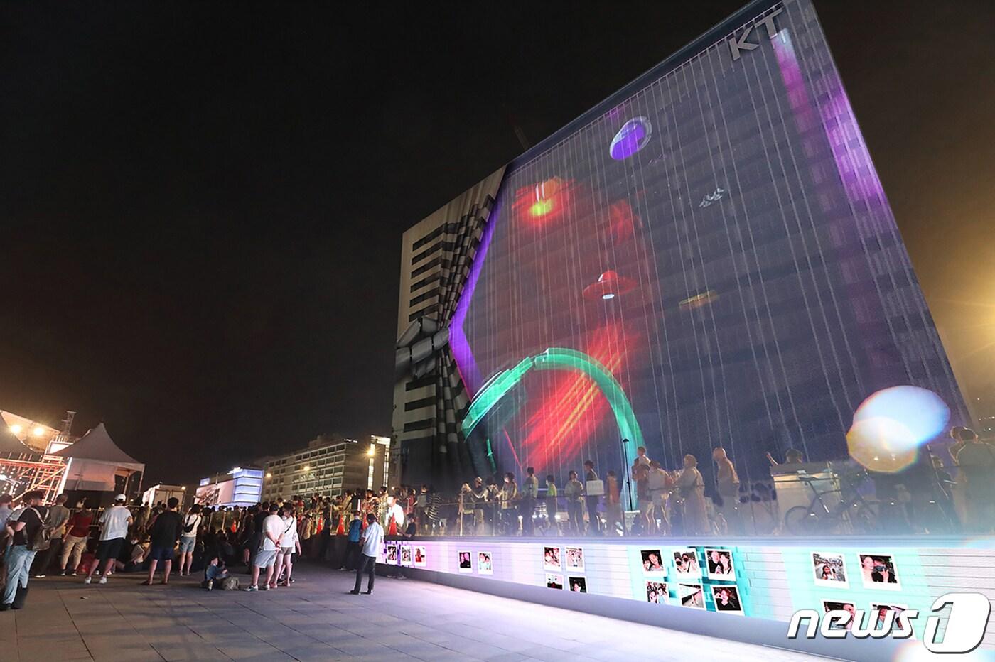 KT는 지난달 6일 저녁 개최된 광화문광장 개장 기념행사 ‘광화문광장 빛모락(樂)’에서 리모델링 공사 중인 KT 광화문West 사옥 가림막을 활용한 미디어파사드 공연의 첫 선을 보였다고 7일 밝혔다.(KT 제공) 2022.8.7/뉴스1